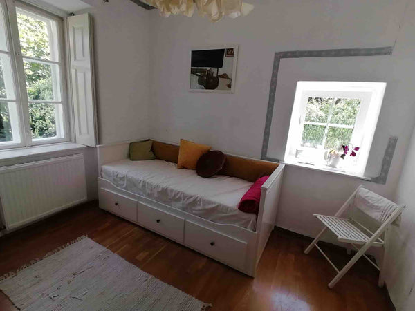 5 Minuten von der Perchtoldsdorfer Heide in der schönen Sonnenberg Straße in ein Vienna, Austria Kleines Mini Zimmerchen im KünstlerInnen Häuschen Private room in farm stay vacation rental 623156607686978654