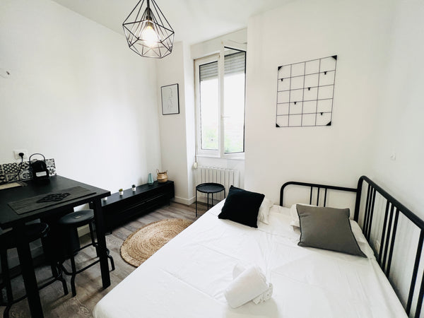 Situé à proximité du métro Montplaisir et de l'Université Lumière.<br />Studio,  Lyon, France ✨NID DOUILLET CHIC UNIVERSITÉS Entire rental unit vacation rental 654317380272252725
