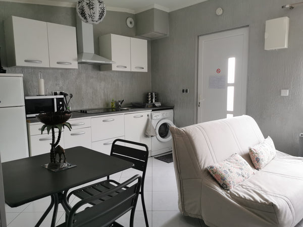 Studio de 20m2 en rez de jardin avec jardinet privatif. <br />Composé de:<br />  Pessac, France Beau Studio calme avec jardinet Entire rental unit vacation rental 18110225