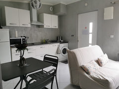 Studio de 20m2 en rez de jardin avec jardinet privatif. <br />Composé de:<br />  Pessac, France Beau Studio calme avec jardinet Entire rental unit vacation rental 18110225