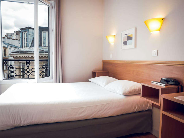 Room with shared bathroom<br />chambre avec salle de bains partagée<br /><br />< Paris, France MONTMARTRE- Room ( double bed) /shared bathroom Room in hotel vacation rental 23084325