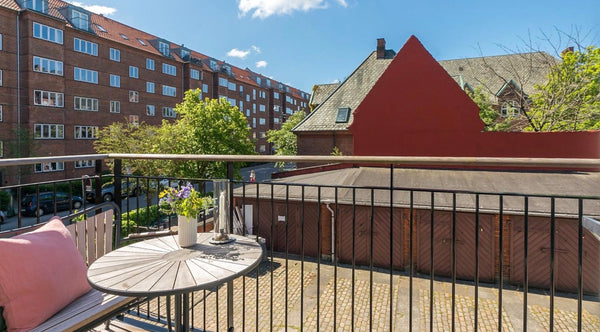 Nyd København og Frederiksberg med base i vores skønne, rolige hjem. Lejligheden Copenhagen, Denmark Lys, stille og rummelig lejlighed med solrig altan Entire condo vacation rental 560726683668563074