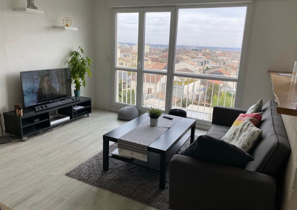 Appartement de 35m2. Au 5ème étage d’une résidence avec ascenseur. <br />A proxi Chis, France Appartement Saint Genès Entire condo vacation rental 50387963