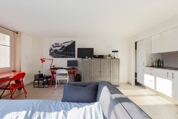 Appartement avec une chambre et un grand salon donnant sur cour. Calme et lumine Paris, France Le Marais - Rue du tresor Entire rental unit vacation rental 8646208