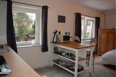 A proximité de Bruxelles.   Studio  24m2, vue sur jardin,  équipé dans maison fa Wezembeek-Oppem, Belgium Repère tranquille Private room in home vacation rental 32136181