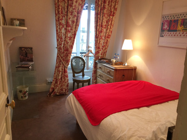 Bright studio apartment  near a charming shopping street. near the OCDE.<br />2  Paris, France Studio apartment near Eiffel Tower Private room in rental unit vacation rental 22509579