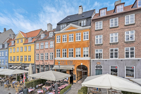 Here you have the possibility of staying as a neighbour to some of mayor sights   Stay in the idyllic heart of historic Copenhagen. Entire condo vacation rental 50171635