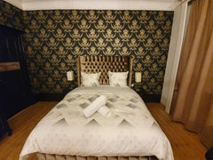 Belle grande chambre Royal dans le goût d'époque avec magnifique grand lit tapis Brussels, Belgium Suite Royal elegante et au charme d'époque Private room in bed and breakfast vacation rental 53064902