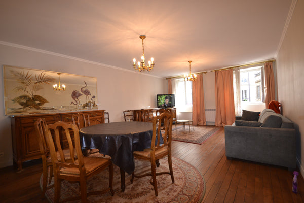 Quartier animé de Paris, proche des grands boulevards. Juste à coté de Notre dam Paris, France Eglise Notre Dame de Lorette, 4 personnes. Neuf. Entire rental unit vacation rental 22395498