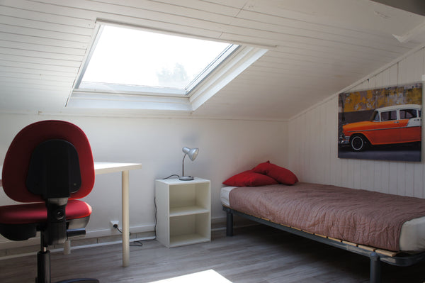 Studio de 20 m2 à louer à la semaine , quinzaine ou mois. situé dans un quartier Vaugneray, France studio meublé idéal visite de Lyon Entire rental unit vacation rental 12994126