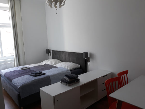 39 sq metres newly renovated apartment. 2 rooms, 2 king size double beds, sepera  New! Flat near Westbahnhof! Entire rental unit vacation rental 52161623