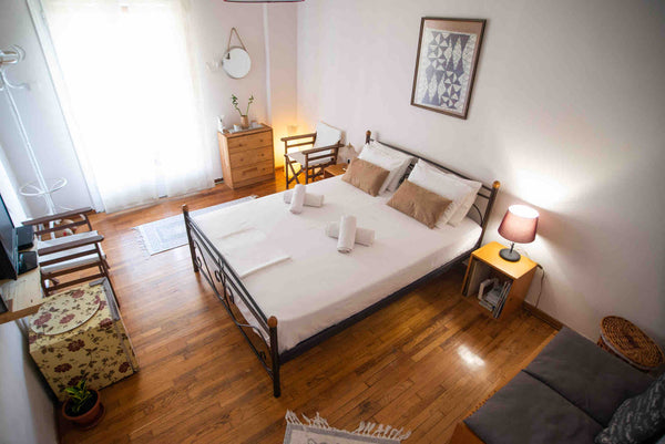 The house is really cozy and 7 minutes by foot to the metro station 