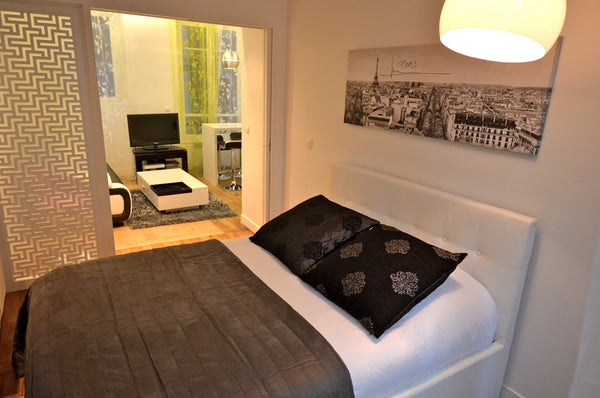 On the second floor, no lift, overlooking a cobblestone and pedestrian street of Paris, France Par Amour, 1BR/1BA for 3 people Entire rental unit vacation rental 1473337