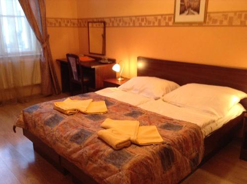 Dům postavený na konci 19. století byl rekonstruován před 10 lety a na současné   Ubytování, restaurace a pivovar v jednom miste! Room in hotel vacation rental 43152087