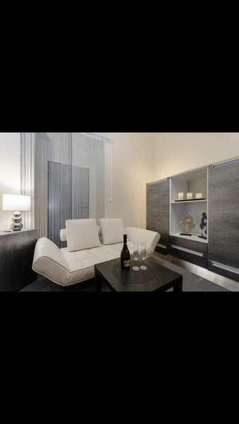 Krasny byt  v tiché ulici v centru města. Byt se nachází v blízkosti metra a sta  Byt v centru Prahy 2 Entire condo vacation rental 654356186663320913