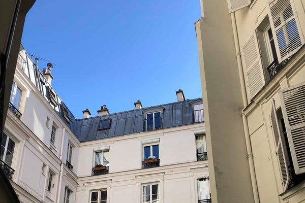 Chambre pour deux personnes située à 5 minutes du Sacré-Coeur. Donne sur une pet  Chambre pour deux personnes Montmartre Private room in guesthouse vacation rental 29077842