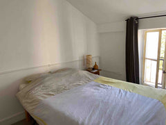 Appartement avec une chambre qui dispose d'un grand lit. Le logement est situé à  Appartement avec jolie vue Entire rental unit vacation rental 43666520