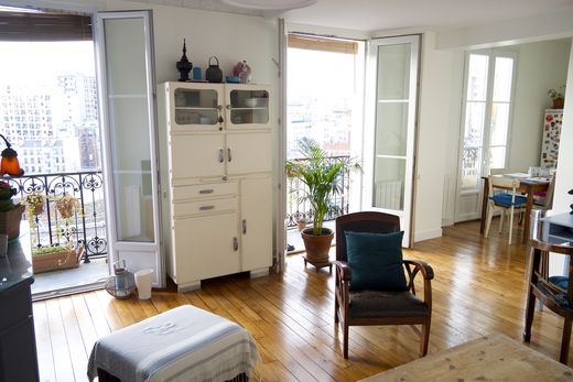 Nous serons ravis de vous accueillir dans notre duplex de 75 m2 sur les hauteurs Paris, France Duplex - calme, confort et vue sur Paris! Entire rental unit vacation rental 5356629