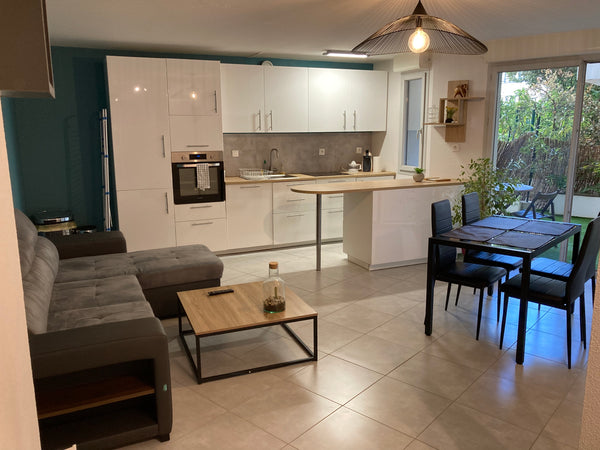 Pas de wifi dans l’appartement et les réseaux 4G ne fonctionnent pas très bien ( Lyon, France T2 avec parking et piscine à deux pas du métro Entire rental unit vacation rental 37203126