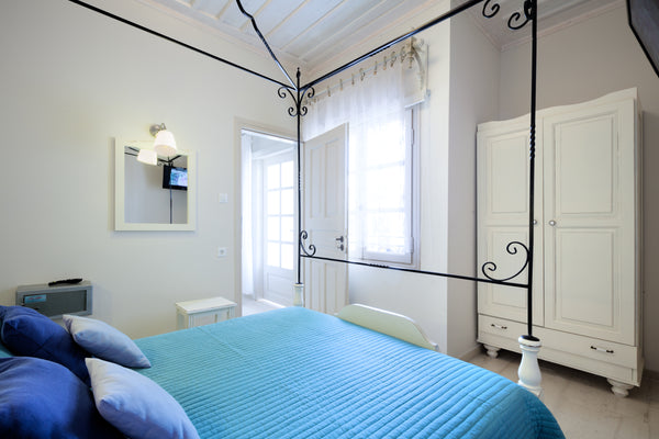 This apartment overlook at a private garden and can accommodate up to 3 people.   Deluxe renovated apartment few steps fromthe beach Private room in bed and breakfast vacation rental 30000673