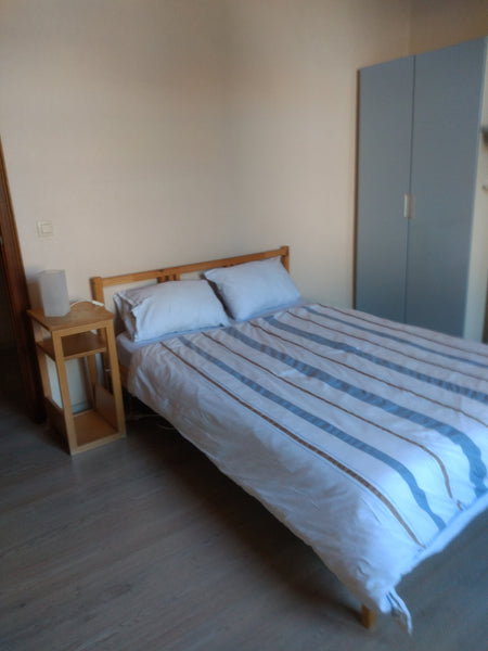 Gent is a beautiful city. Come and explore this historic place based out of our   Comfortable spacious bedroom near shops & uni Private room in townhouse vacation rental 51061671