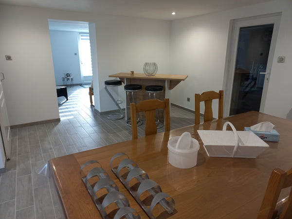 logement situé en rez-de-chaussée d'une belle es grande maison qui vous permettr  jolie chambre avec coin privatisé Private room in guest suite vacation rental 53162664