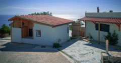 Einzelstehendes kleines Holzhaus mit Bad (WC), Aussendusche mit Warmwasser. Auf  Lentas, Greece Leondario Entire guesthouse vacation rental 25571428