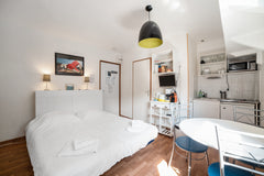 Le studio meublé sur la péniche Acis et Galatée, La Timonerie, c'est une manière  Studio Péniche pour 2 personnes, insolite et charmant Entire rental unit vacation rental 50225268
