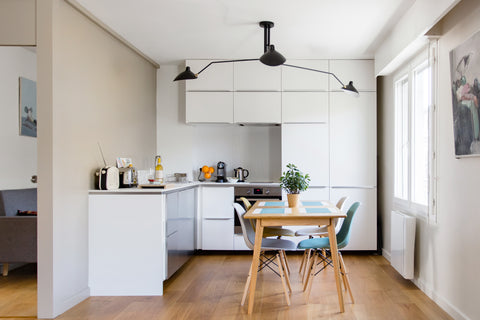 Admirez des toiles de l'artiste bordelais Xavier Jambon dans cet appartement de  Bordeaux, France Plongez dans une ambiance vintage pétillante au centre de Bordeaux Entire rental unit vacation rental 18002981