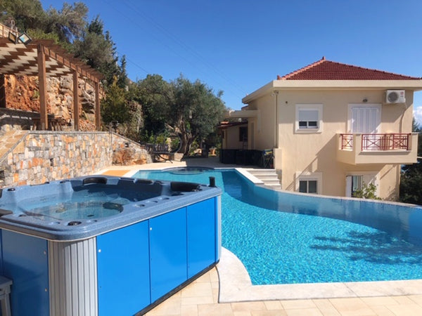This villa, located in Kato Pine, is ideal for 8 vacationers. It offers 4 bedroo  4 bedrooms villa with sea view, shared pool and jacuzzi at Kato Pine - 2 km away from the beach Entire home vacation rental 53242058