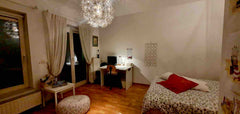 FR: les hôtes Nathalie ou son fils Nicolas vous accueille dans leur appartement  Brussels, Belgium Chambre matrimoniale à côté de la Grand-Place Private room in rental unit vacation rental 8043815