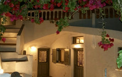 Live the myth and stay in a house which is set within the Santorini 's volcanic   Kallisti Traditional House Cycladic home vacation rental 25188716