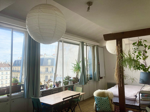 Cet appartement style atelier est au dernier étage d'un bel immeuble avec une vu Paris, France Large and bright studio Entire loft vacation rental 3569995