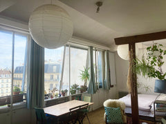 Cet appartement style atelier est au dernier étage d'un bel immeuble avec une vu Paris, France Large and bright studio Entire loft vacation rental 3569995