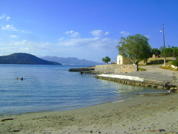 This apartment for 4 is located close to the sea and sits above the restaurant C  Chrisambelos - 