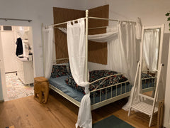 Die Wohnung befindet sich im Erdgeschoss einer ruhigen Nebenstraße.<br />Mit den  Wiener Garconniere im hippen Ottakring Entire condo vacation rental 53439644