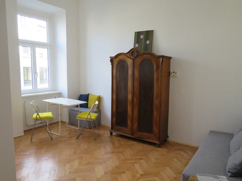 Bright & charming studio apt in a typical old Viennese building. High ceilings,  Vienna, Austria Bright studio apt close to center Entire rental unit vacation rental 3497792