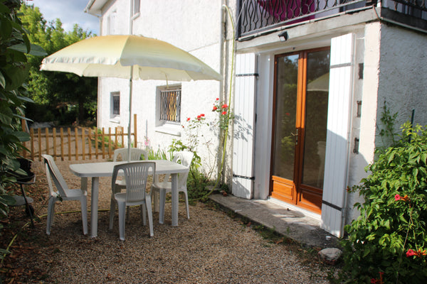 Appartement meublé d'environ 40m2, refait à neuf, avec entrée indépendante au re Saint-Médard-en-Jalles, France Appartement au calme à St Médard en Jalles Entire rental unit vacation rental 27300605