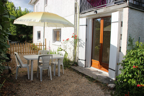 Appartement meublé d'environ 40m2, refait à neuf, avec entrée indépendante au re Saint-Médard-en-Jalles, France Appartement au calme à St Médard en Jalles Entire rental unit vacation rental 27300605