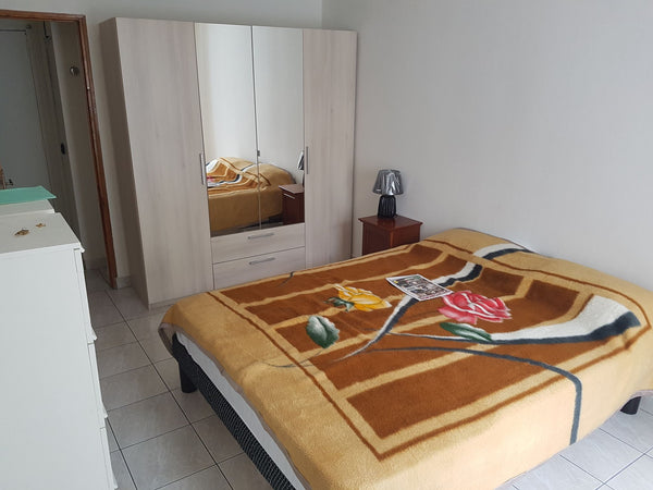 Chambre spacieuse   grand lit deux place  avec vue sur le boulevard avec tiroire Paris, France Belle chambre spacieuse au coeur de paris 18 ème Private room in rental unit vacation rental 16157690