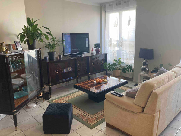 Nous vous proposons une chambre avec un lit double tout confort. Les fenêtres do Langres, France La chambre de l’Opéra Private room in rental unit vacation rental 589853316284214850