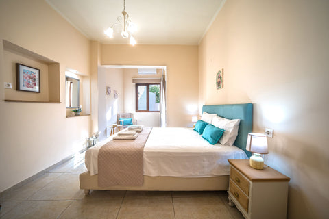 A bright, renovated apartment in a perfect location to explore Chania town, just Chania, Greece 🌟Stylish Sunny Apt 1min from Beach in Chania town Entire rental unit vacation rental 26041682