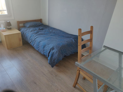 Bonjour !<br /><br />Petite chambre sans chichi pour le voyageur au portefeuille Mérignac, France Petite chambre sans fioriture Private room in rental unit vacation rental 41150683