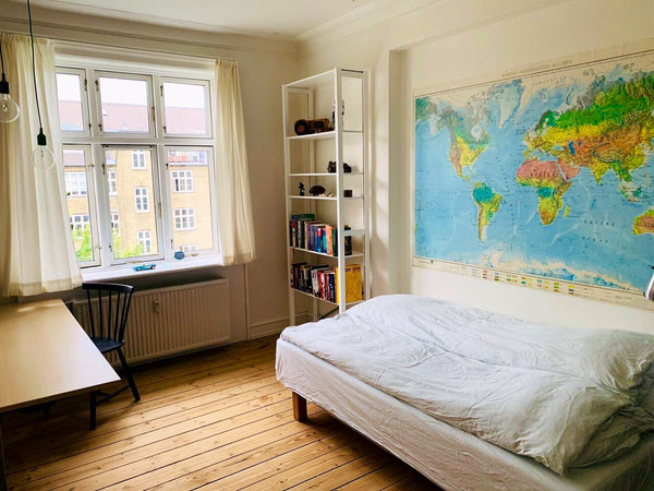 Velkommen til et lyst dejligt værelse i min toetages lejlighed i vores 100-årige Copenhagen, Denmark Spacious room in hip neighbourhood central CPH Private room in rental unit vacation rental 37522973