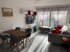 Situé au 3ème avec ascenseur.<br />Comprends 1 chambre avec 1 lit en 160, 1 sall  Appartement entier proche Monplaisir - lyon 8 Entire condo vacation rental 54238363