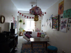 Mon logement est proche des transports en commun, à 5min des terreaux, il se sit Lyon, France Petit appartement "fleuri" en bas des pentes Entire rental unit vacation rental 9278400