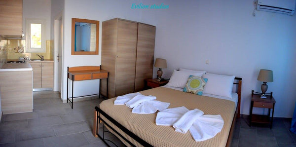 Studios for 2.Kitchen facilities and great sea view.<br /><br /><b>License numbe Greece 2