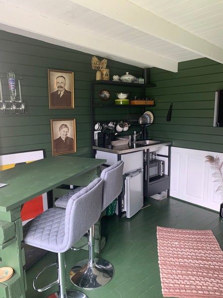 Lille hyggelig træhytte: Ét rum på ca 12m2 med tekøkken (KOLDT vand, køl, frys,  Copenhagen, Denmark Mini træhytte i København. Hygge, have og fri bar! Hut vacation rental 640998803759636454