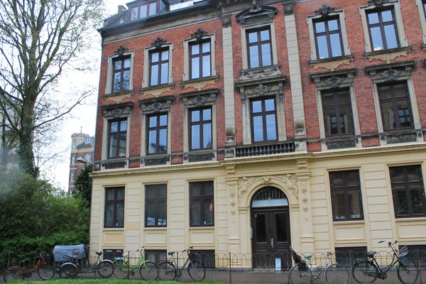 Dejligt lyst nordvendt værelse med udsigt til have og park. Tæt på Zoo, tivoli o Frederiksberg, Denmark Lyst stort værelse ved stor park, centrum og Zoo. Private room in condo vacation rental 50799064