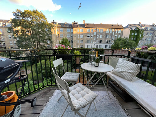 Cosy, spacious and bright apartment located in the heart of Frederiksberg. <br /  Lovely apartment in a quiet oasis at Frederiksberg Entire condo vacation rental 665575869513502497